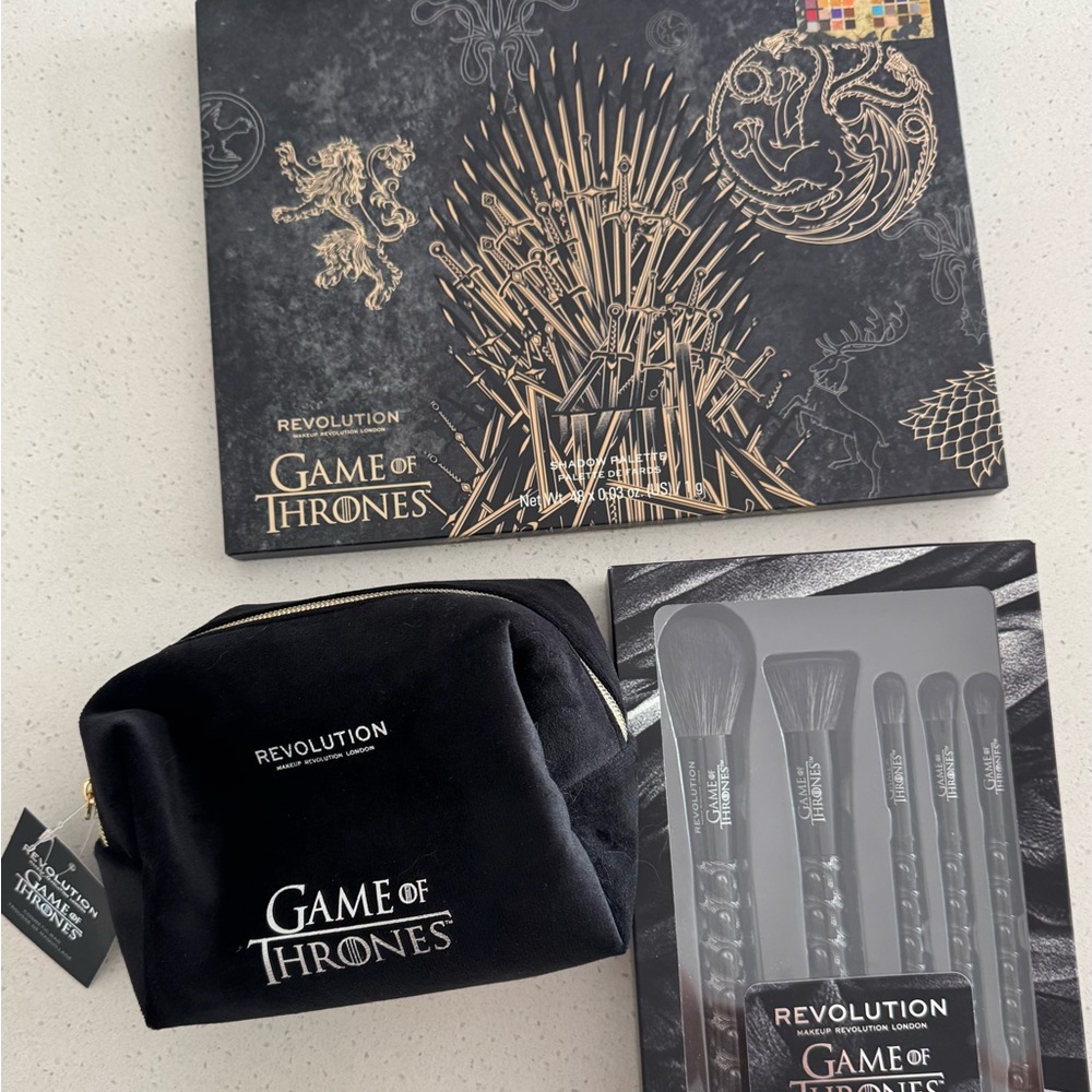Revolution Game of Thrones Makeup Collection: eye shadow palette, brush set, bag